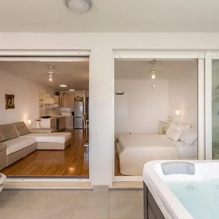 Velebis Superior - Luxurious One-room With Jacuzzi - Prestigious Location By The Sea In The New Center Of Znjan - Panoramic View Of The Sea And Islands - Free Garage Parking - Buralux Σπλιτ