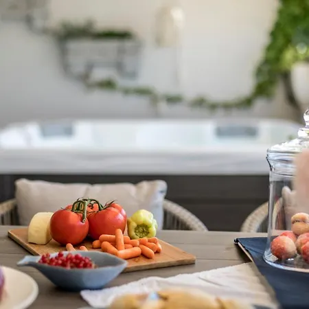 Apartment Velebis Superior - Luxurious One-room With Jacuzzi - Prestigious Location By The Sea In The New Center Of Znjan - Panoramic View Of The Sea And Islands - Free Garage Parking - Buralux