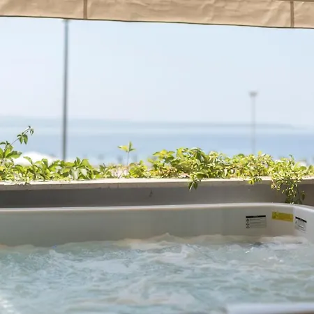 Apartament Velebis Superior - Luxurious One-room With Jacuzzi - Prestigious Location By The Sea In The New Center Of Znjan - Panoramic View Of The Sea And Islands - Free Garage Parking - Buralux Split