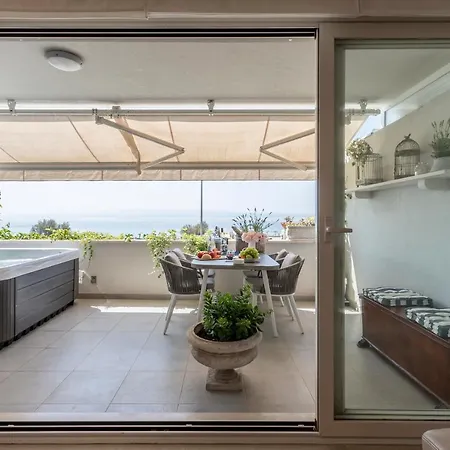 Apartment Velebis Superior - Luxurious One-room With Jacuzzi - Prestigious Location By The Sea In The New Center Of Znjan - Panoramic View Of The Sea And Islands - Free Garage Parking - Buralux Split