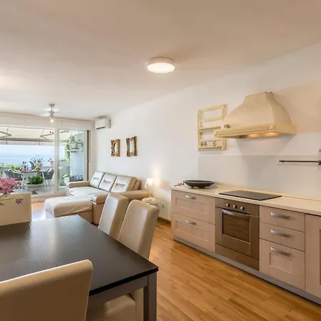 Velebis Superior - Luxurious One-room With Jacuzzi - Prestigious Location By The Sea In The New Center Of Znjan - Panoramic View Of The Sea And Islands - Free Garage Parking - Buralux Apartment *