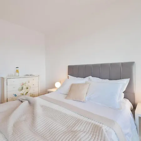 Lejlighed Velebis Superior - Luxurious One-room With Jacuzzi - Prestigious Location By The Sea In The New Center Of Znjan - Panoramic View Of The Sea And Islands - Free Garage Parking *