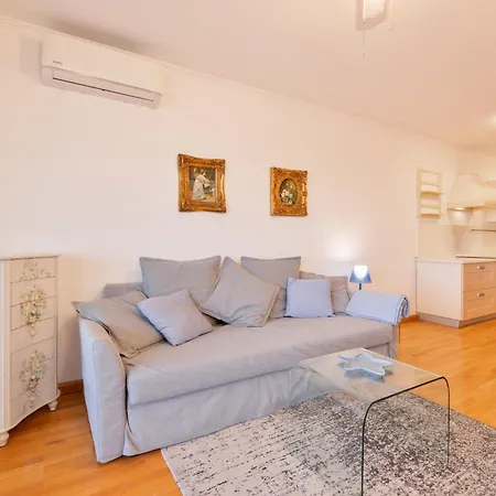Appartement Velebis Superior - Luxurious One-room With Jacuzzi - Prestigious Location By The Sea In The New Center Of Znjan - Panoramic View Of The Sea And Islands - Free Garage Parking *